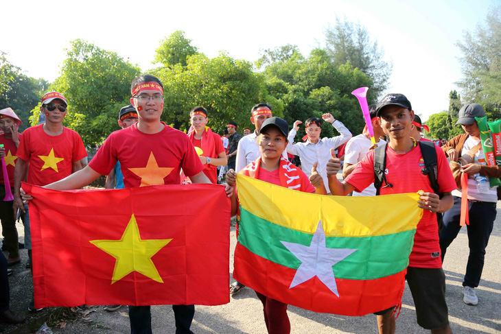 CĐV Myanmar và VN ùn ùn đến sân Thuwunna - Ảnh 2.