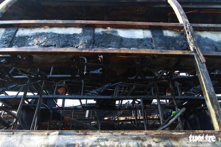 Hai xe giường nằm đậu trong bến xe bất ngờ cháy trơ khung - Ảnh 4.