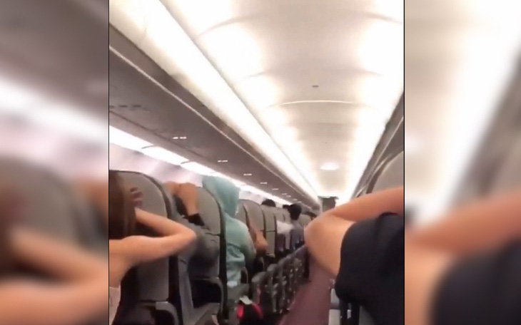 Hành khách hoảng sợ chắp tay cầu nguyện trên máy bay Vietjet
