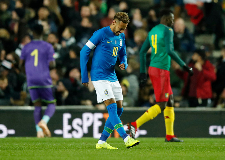 Neymar chấn thương trong trận Brazil thắng Cameroon - Ảnh 1.