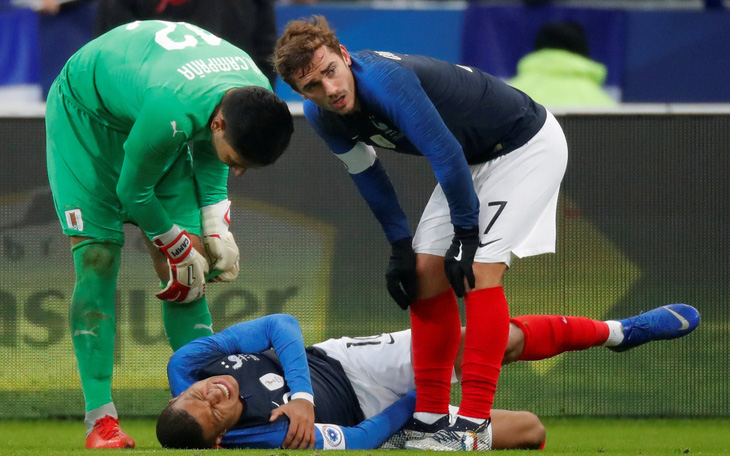 Pháp trả giá đắt cho chiến thắng trước Uruguay bằng chấn thương của Mbappe