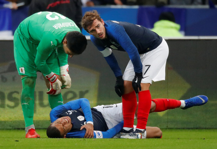 Pháp trả giá đắt cho chiến thắng trước Uruguay bằng chấn thương của Mbappe - Ảnh 1.