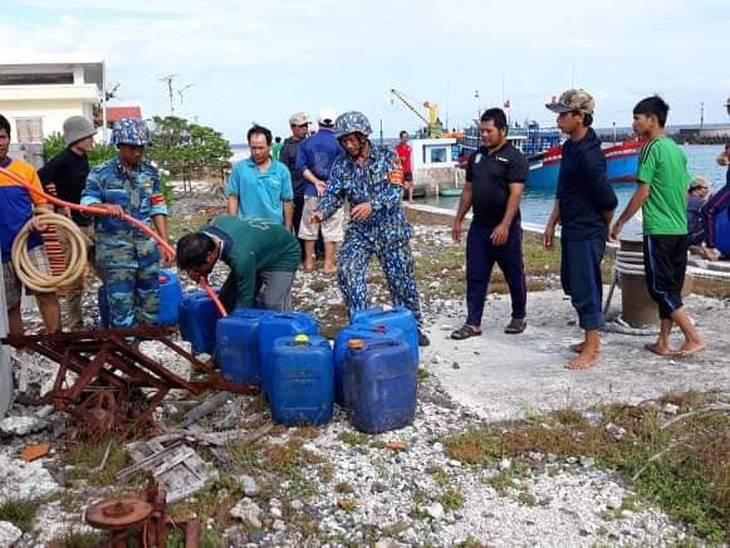 Quân và dân Trường Sa chuẩn bị ứng phó bão số 9 - Ảnh 2.