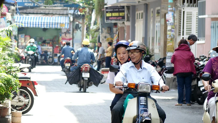 Không để học sinh nhìn cuộc sống lệch lạc - Ảnh 1.
