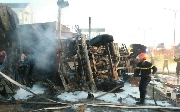 Cháy xe bồn chở xăng, 6 người chết, 19 ngôi nhà cháy rụi