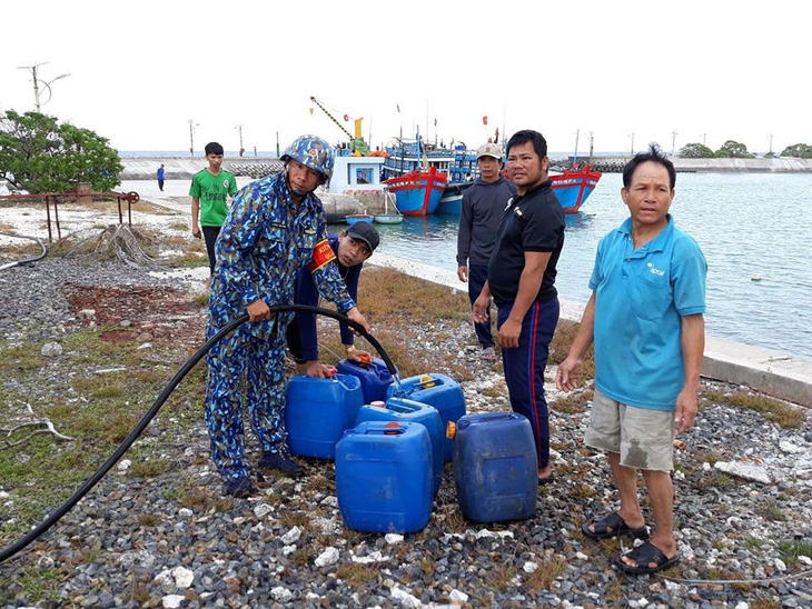 Quân và dân Trường Sa chuẩn bị ứng phó bão số 9 - Ảnh 3.