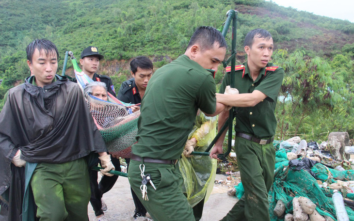 Cật lực cứu người trong vụ sạt lở ở Nha Trang