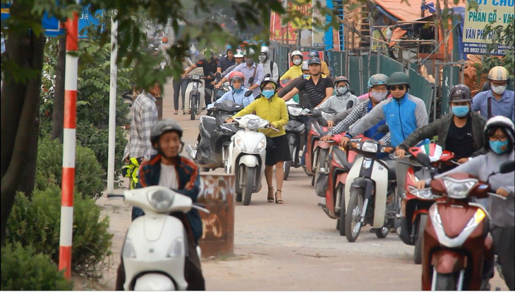 Hà Nội dựng rào chắn trên vỉa hè, dân đi ngược chiều dưới lòng đường - Ảnh 10.