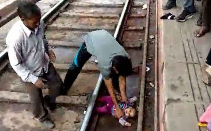 Bé gái 1 tuổi sống sót kỳ diệu khi xe lửa lao qua