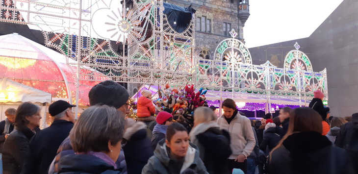 Chợ Giáng sinh ở Thuỵ Sĩ tất bật vào mùa lễ hội cuối năm - Ảnh 3.