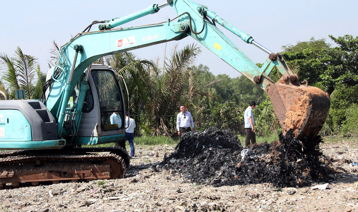 Từ điều tra của Tuổi Trẻ: Khai quật khu san lấp, bên dưới đầy rác thải - Ảnh 2.