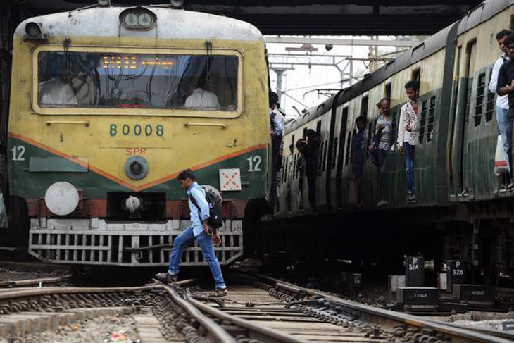 Lo thất nghiệp, 4 thanh niên Ấn Độ lao đầu vào xe lửa tự tử - Ảnh 1.