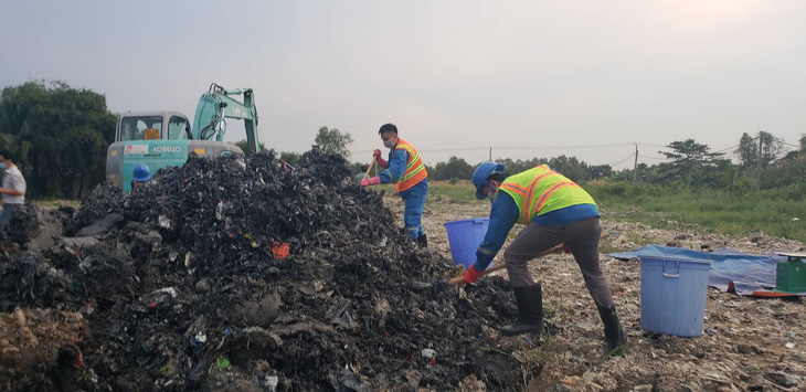 Công an vào cuộc vụ đem chất thải... san lấp mặt bằng - Ảnh 1.