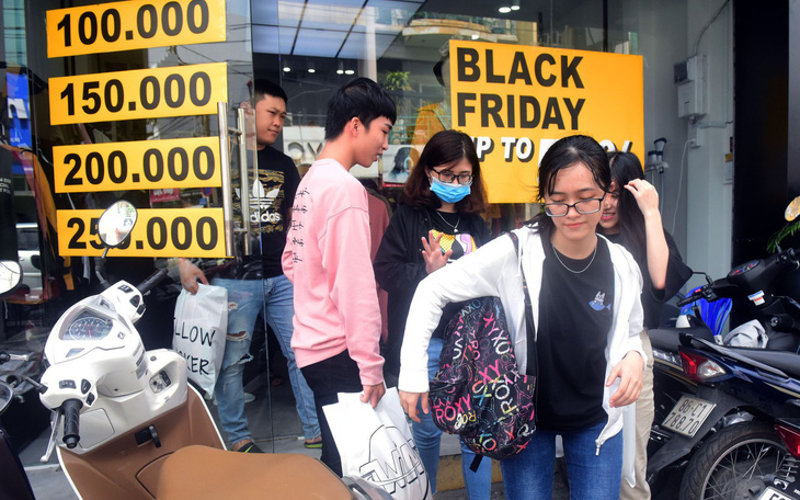 Người Sài Gòn 'phấn khích' trong mùa Black Friday giảm đến 90% đầu tiên