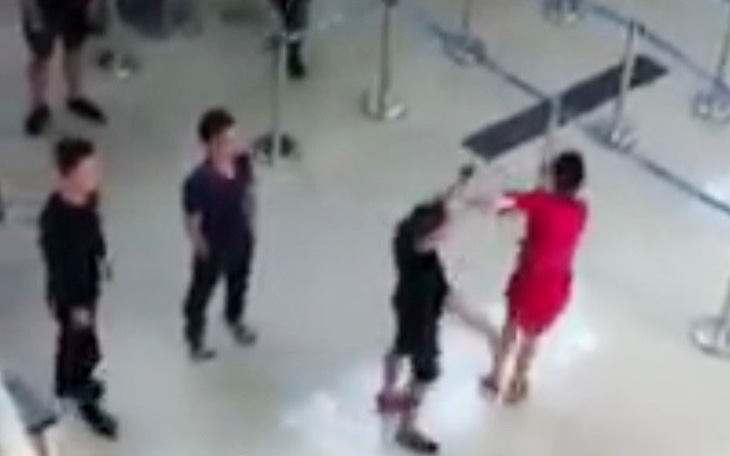 Bị từ chối chụp hình chung, nhóm hành khách đánh nữ nhân viên hàng không
