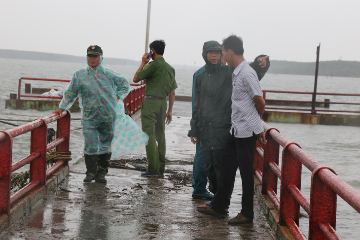 Dân TP.HCM trú bão vẫn coi tivi trận đá bóng Việt Nam - Campuchia - Ảnh 3.