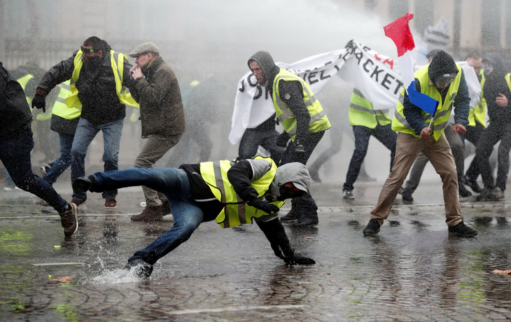 Áo vàng bạo loạn đối đầu cảnh sát ở Paris - Ảnh 1.