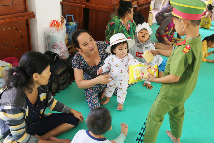 Dân TP.HCM trú bão vẫn coi tivi trận đá bóng Việt Nam - Campuchia - Ảnh 4.