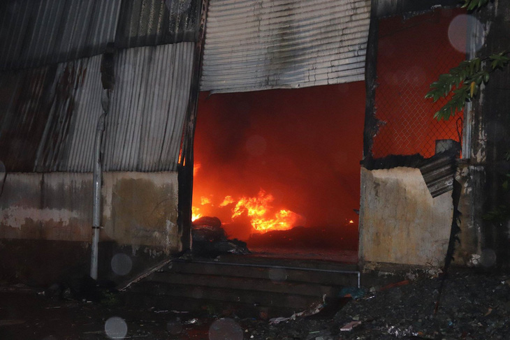 Đang cháy lớn xưởng lốp xe gần khu nhà trọ sinh viên - Ảnh 3.