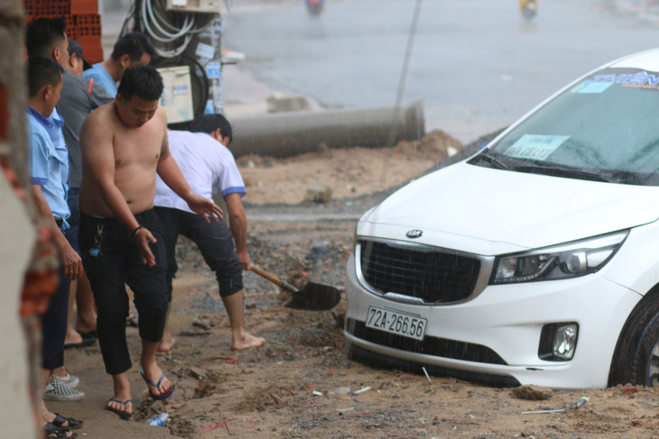 Bão số 9: cây xanh ngã đổ đè bẹp xe máy - Ảnh 2.