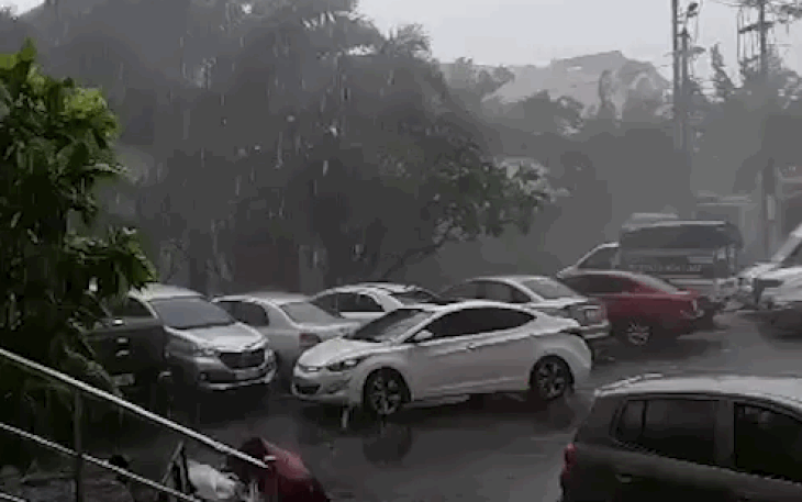 Video: Gió đang mạnh dần lên, bão đổ bộ vào Vũng Tàu