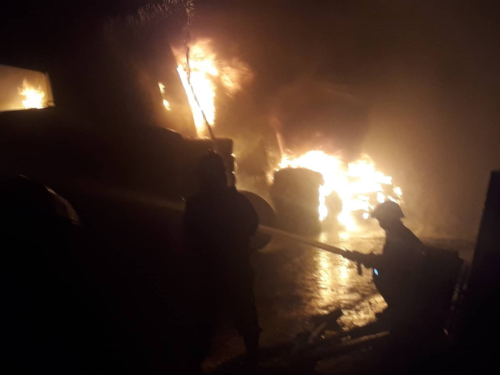 Đang cháy lớn xưởng lốp xe gần khu nhà trọ sinh viên - Ảnh 4.