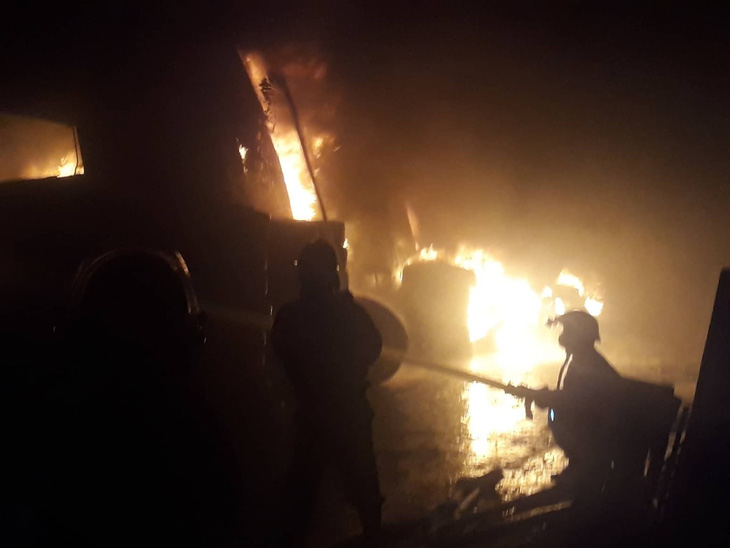 Đang cháy lớn xưởng lốp xe gần khu nhà trọ sinh viên - Ảnh 6.