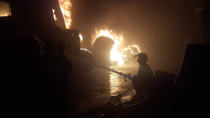 Đang cháy lớn xưởng lốp xe gần khu nhà trọ sinh viên - Ảnh 5.