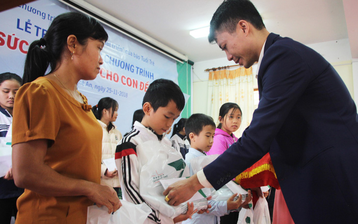 Trao thưởng 'Tiếp sức con nhà nông đến trường' tại Nghệ An