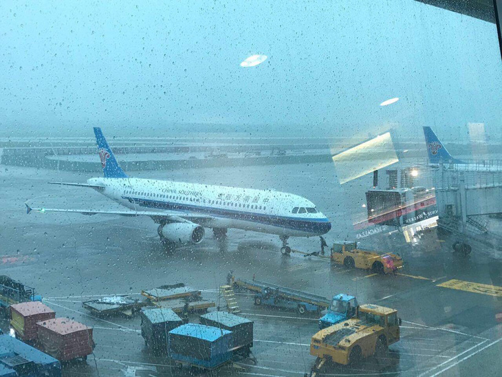 Sài Gòn mưa lớn, hàng không vẫn bay bình thường - Ảnh 1.