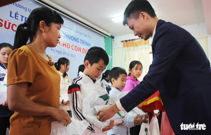 Trao thưởng Tiếp sức con nhà nông đến trường tại Nghệ An - Ảnh 4.