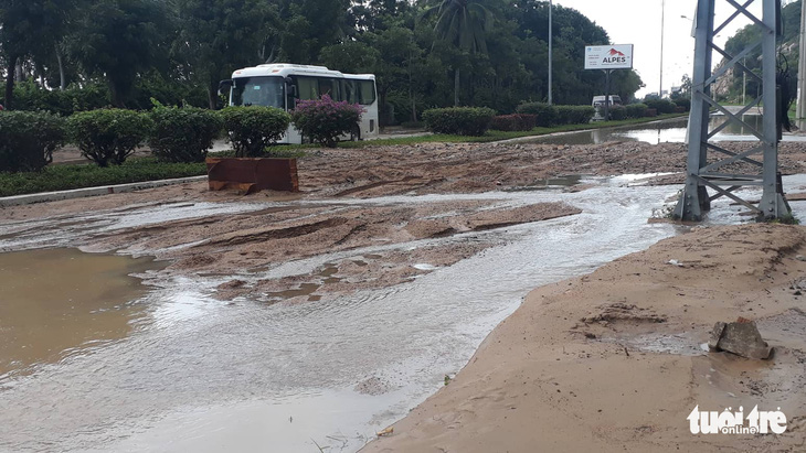 Mưa lớn, Nha Trang, Cam Ranh ngập diện rộng - Ảnh 10.