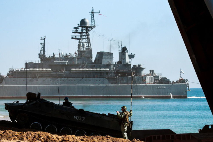Ukraine tố tàu tuần duyên Nga đâm tàu kéo trên Biển Đen - Ảnh 1.