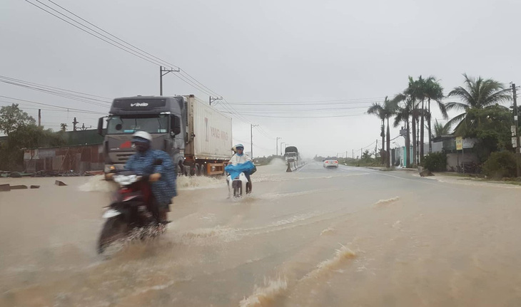 Miền trung mưa to, Nam Bộ ngập lụt - Ảnh 1.