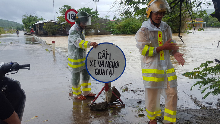 Phú Yên sơ tán hàng trăm hộ dân tránh lũ - Ảnh 2.