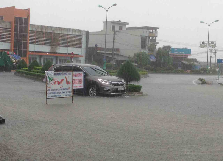 Phú Yên: lũ ngập quốc lộ 1, cô lập nhiều nơi - Ảnh 2.