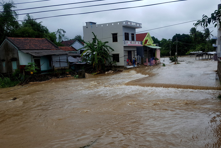 Phú Yên sơ tán hàng trăm hộ dân tránh lũ - Ảnh 6.