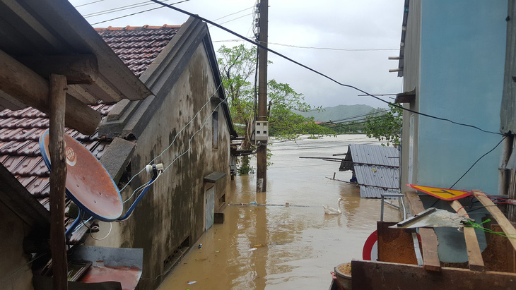 Phú Yên sơ tán hàng trăm hộ dân tránh lũ - Ảnh 3.