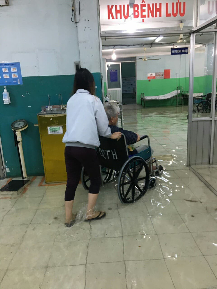 Nước tràn vào bệnh viện, nhân viên y tế đi ủng - Ảnh 2.
