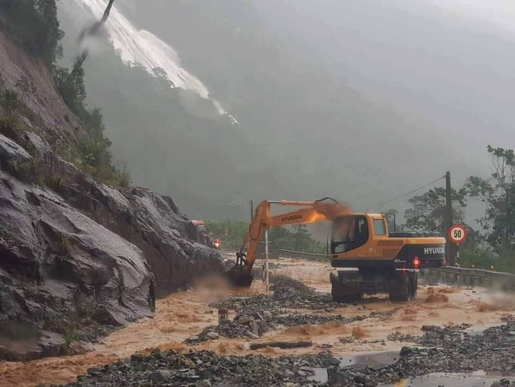 Sạt lở nguy hiểm trên đèo Khánh Lê nối Nha Trang – Đà Lạt - Ảnh 1.