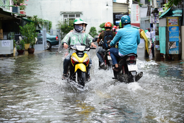 Đêm qua Sài Gòn hứng lượng mưa kỷ lục: 400mm - Ảnh 1.