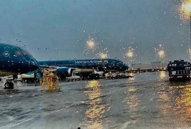 Không có chuyện sân bay Tân Sơn Nhất ngập nước - Ảnh 1.