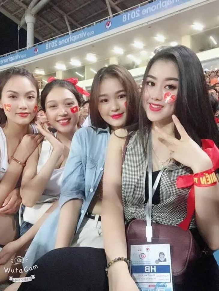 Những nữ CĐV xinh đẹp đốt cháy khán đài AFF Cup 2018 - Ảnh 8.