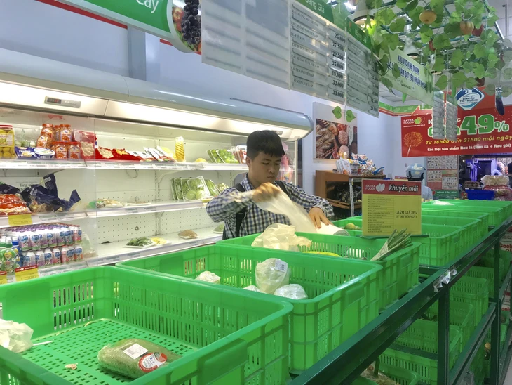 Bão quét qua siêu thị TP.HCM, thực phẩm cháy hàng - Ảnh 2.