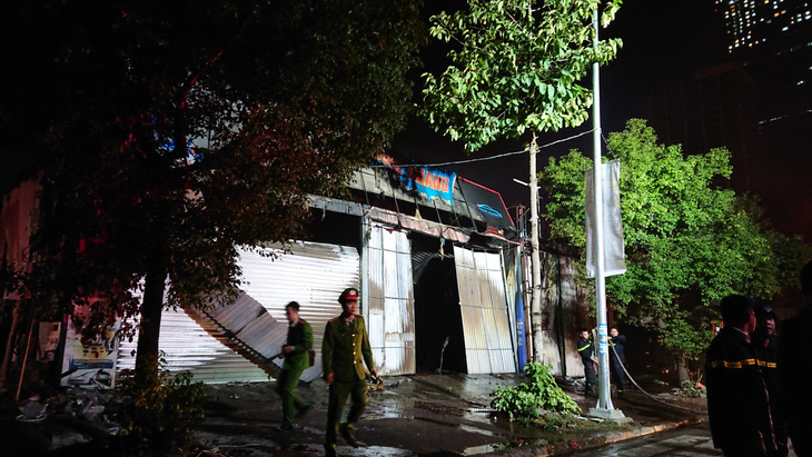 Xưởng sửa chữa ôtô ở Hà Nội bốc cháy dữ dội trong đêm  - Ảnh 5.