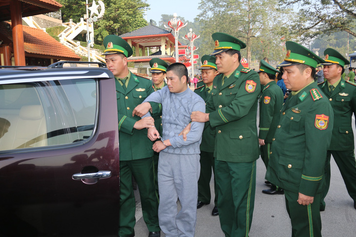 Trung Quốc bàn giao tội phạm truy nã quốc tế cho Việt Nam - Ảnh 1.