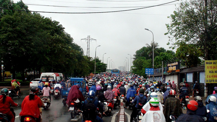 Kẹt xe kinh hoàng trên cầu Bình Triệu - Ảnh 5.