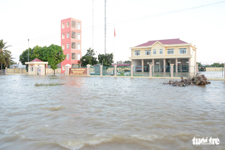 Bì bõm qua quốc lộ 1 ngập nước - Ảnh 5.