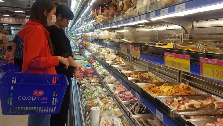 Thực phẩm ở Sài Gòn sau mưa bão: chỗ kịp rót đầy, nơi vẫn sạch trơn - Ảnh 1.