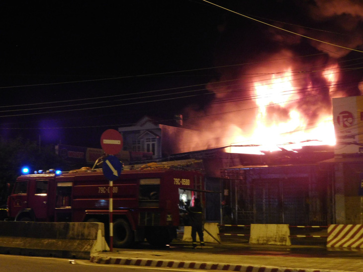 Cháy bãi xe bồn kho xăng dầu Nha Trang